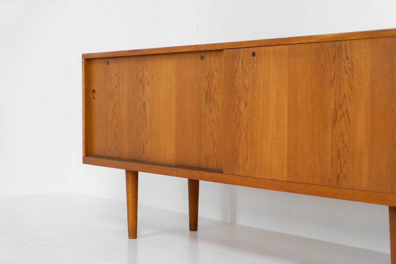 Rare and important RY26 sideboard by Hans J. Wegner for Ry Møbler (Denmark, 1950s). - Wood - 1950s