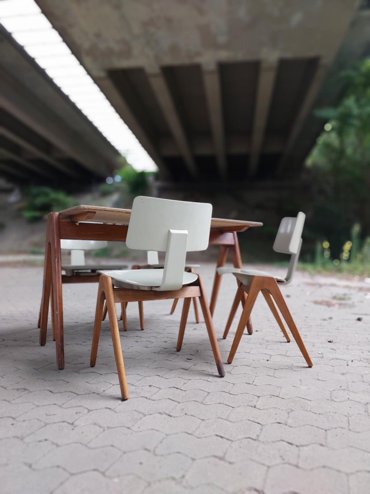 Ensemble table et 4 chaises Hillestak de Robin Day pour Hille - 1950
