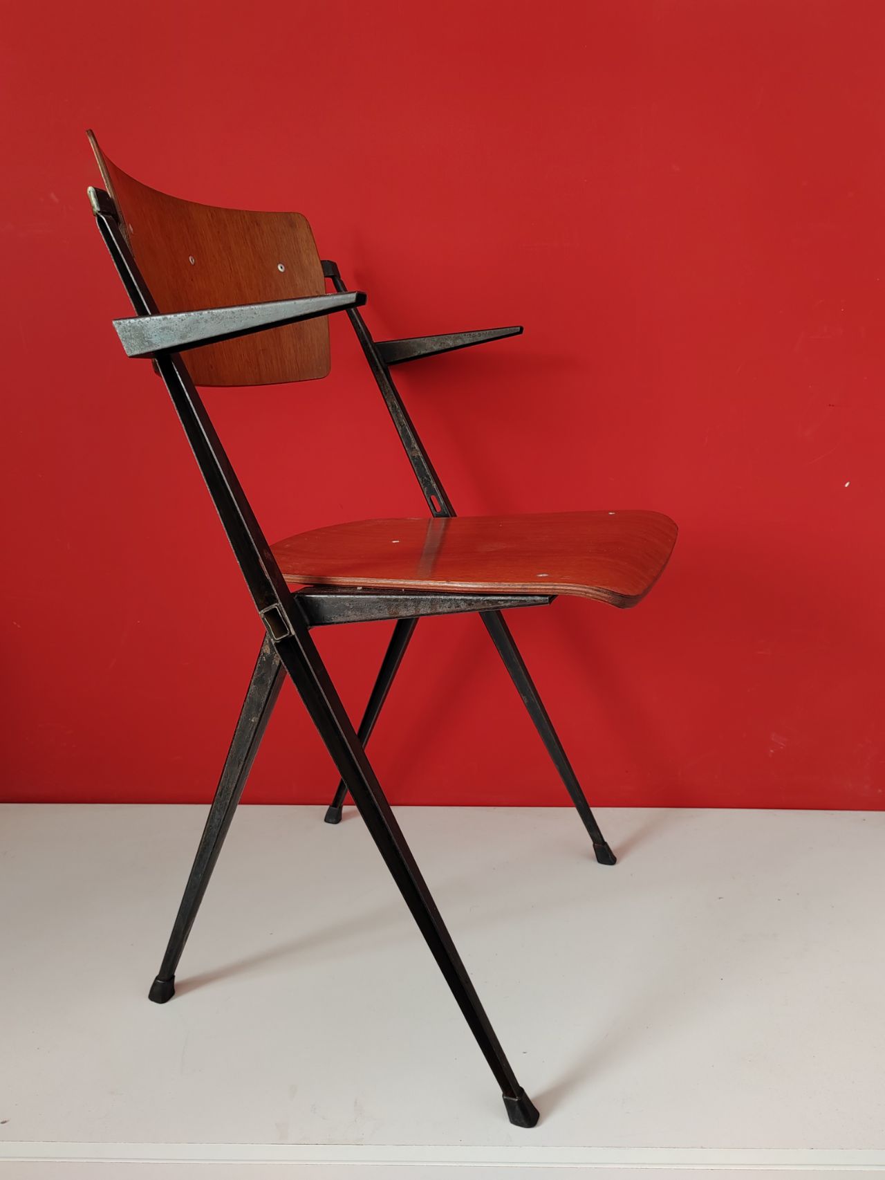 Chaise pyramide accoudoir WIM Rietveld - Metal - 1960s