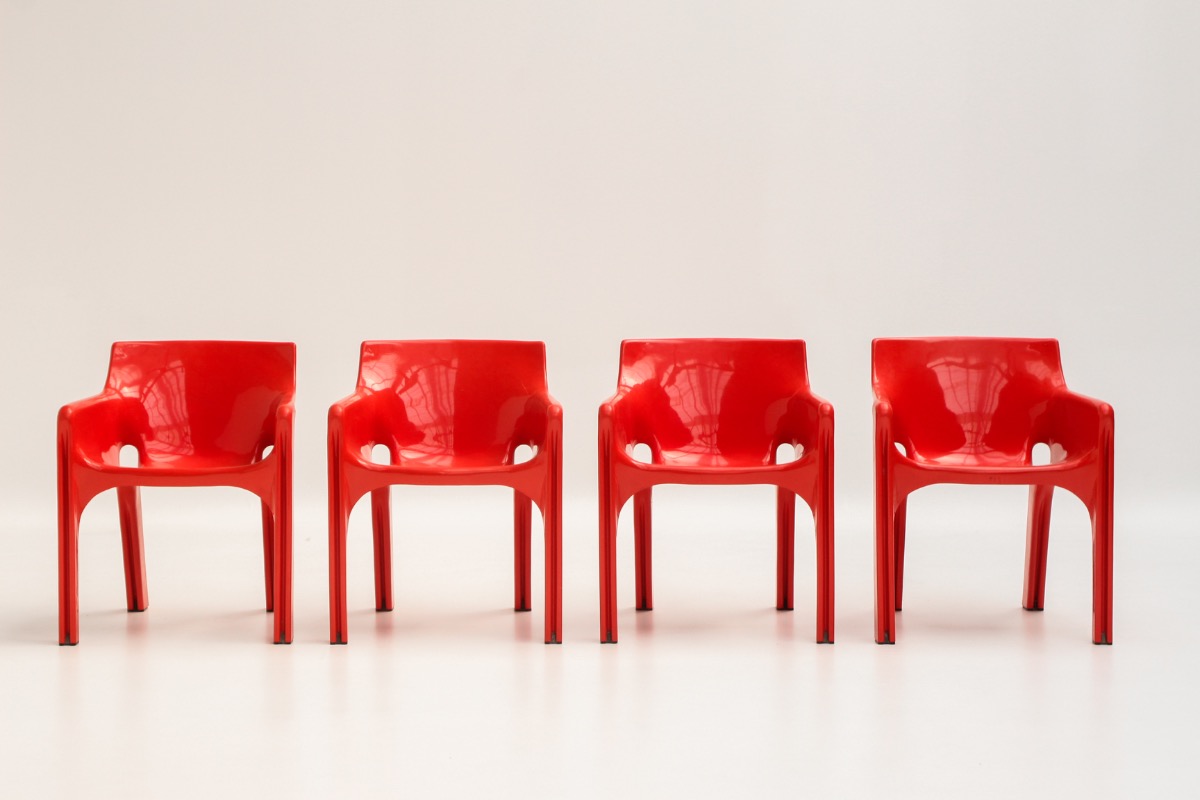 Série de 4 fauteuils Gaudi par Vico Magistretti, Édition Artemide - Plastique - Années 70
