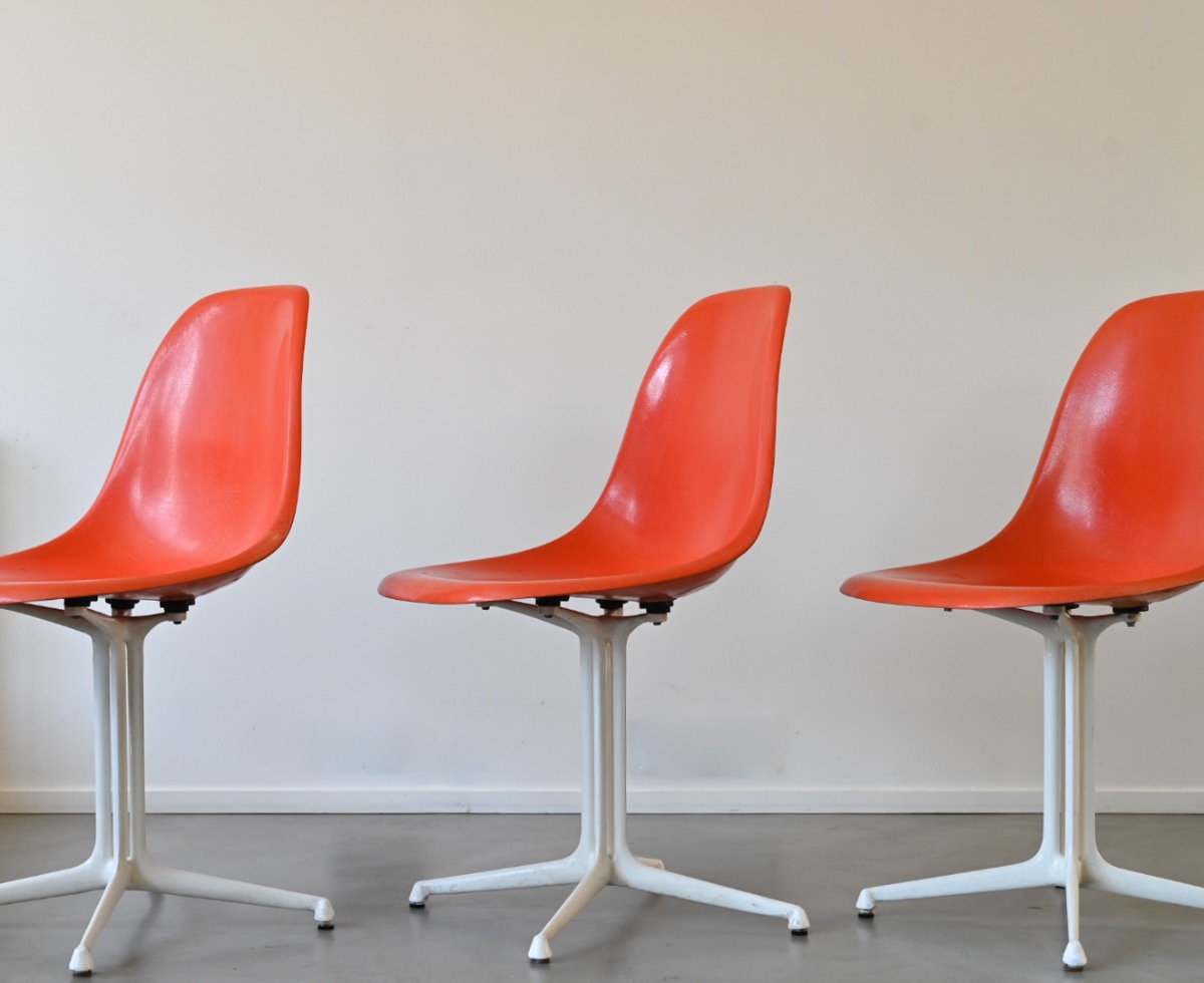 3 chaises oranges La Fonda de Charles & Ray Eames