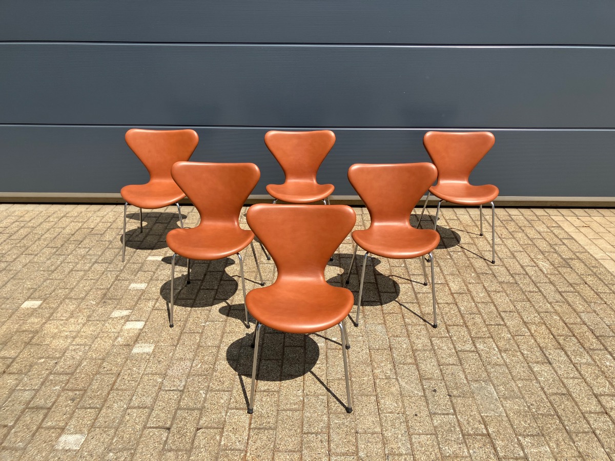 6x chaises "Butterfly". Arne Jacoben pour  Fritz Hansen (Séries 7) de 1966 en cuir Cognac
